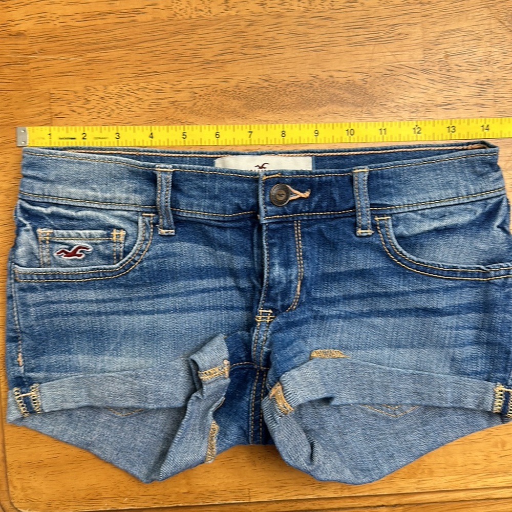Hollister Low Rise, light wash denim shorts, size 0 - Picture 4 of 5